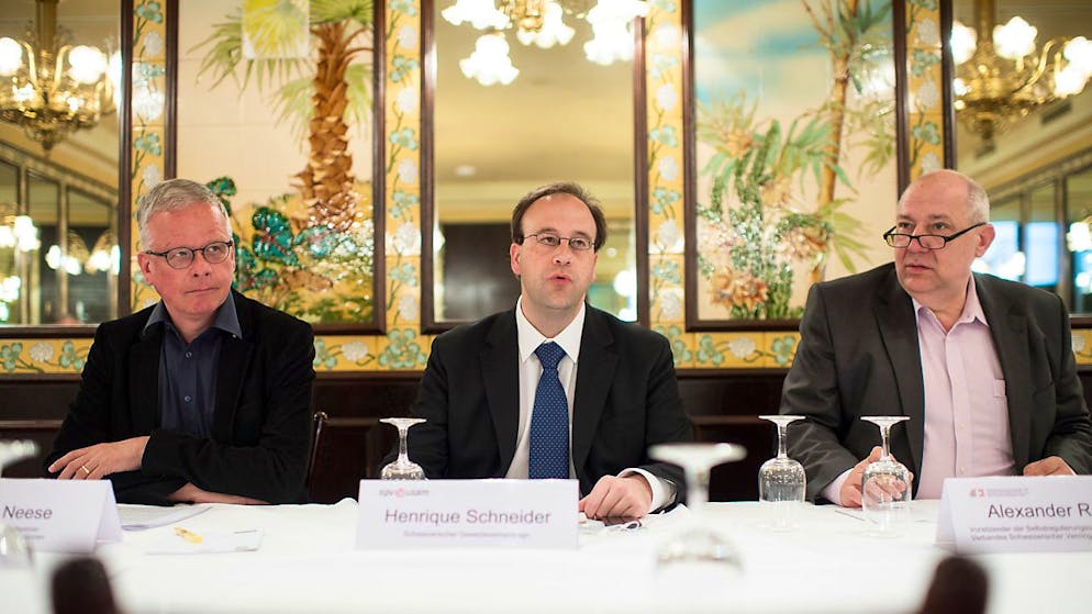 Henrique Schneider (au centre) avait été nommé en février pour prendre la direction de l'usam (archives).