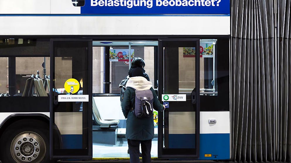 Ein Bus der VBZ prallte in Zürich in eine 71-jährige Fussgängerin. (Symbolbild)