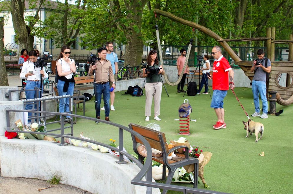 Accoltellamento in un parco ad Annecy. Delle persone venerdì lasciano dei tributi floreali nel parco in cui i bimbi sono stati assaliti. 