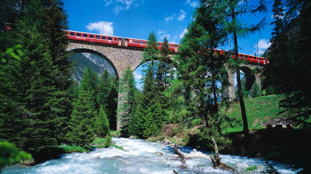 La tratta tra Bergün (GR) e Samedan (GR) è interrotta a causa del deragliamento di un carro di un treno di servizio della Ferrovia retica