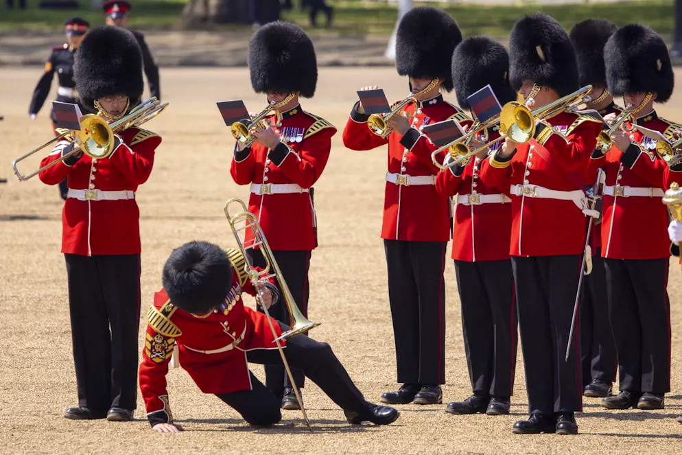Caldo a Londra, soldati svengono a preparativi parata del re. ... che sotto gli applausi dei presenti è riuscito a rialzarsi e a finire la sua prestazione.