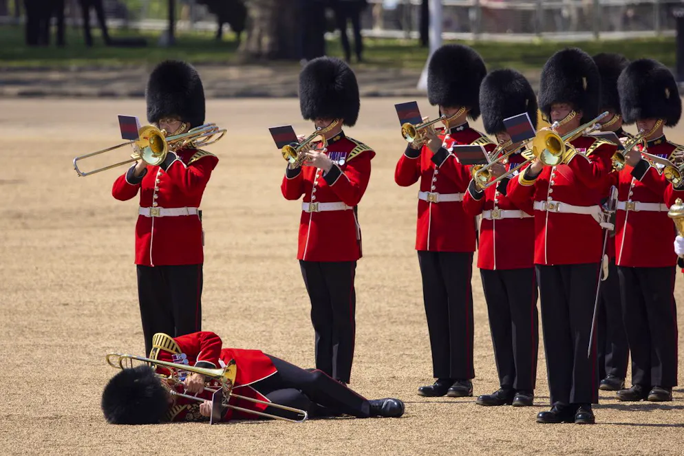 Caldo a Londra, soldati svengono a preparativi parata del re. Stessa sorte per un trombettiere...
