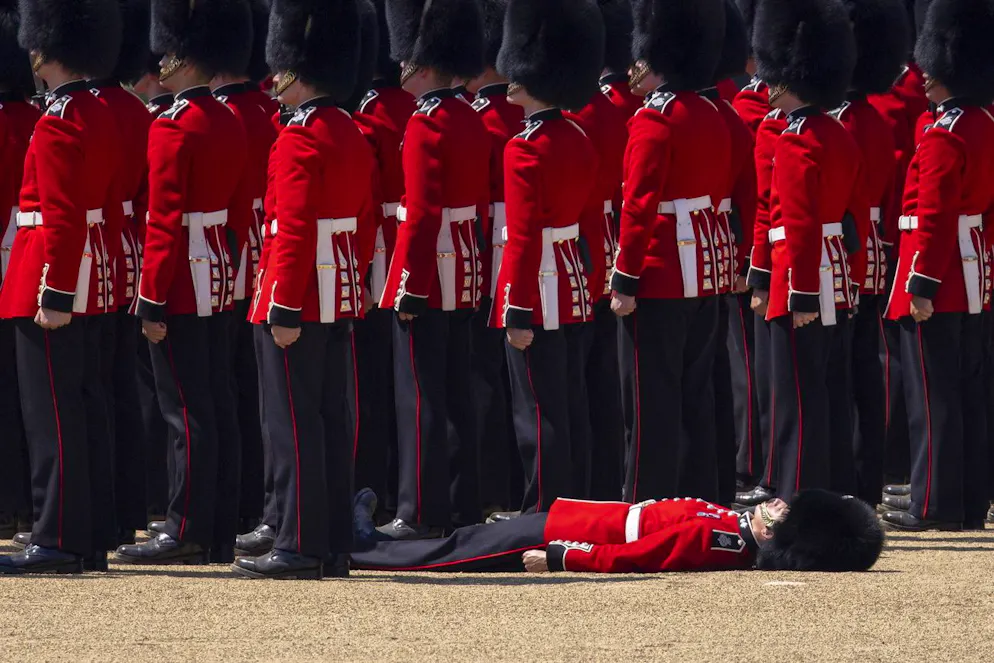Caldo a Londra, soldati svengono a preparativi parata del re. Un membro della Household Division sviene per il caldo mentre partecipa alla Colonel's Review all'Horse Guards Parade di Londra, Gran Bretagna, 10 giugno 2023.