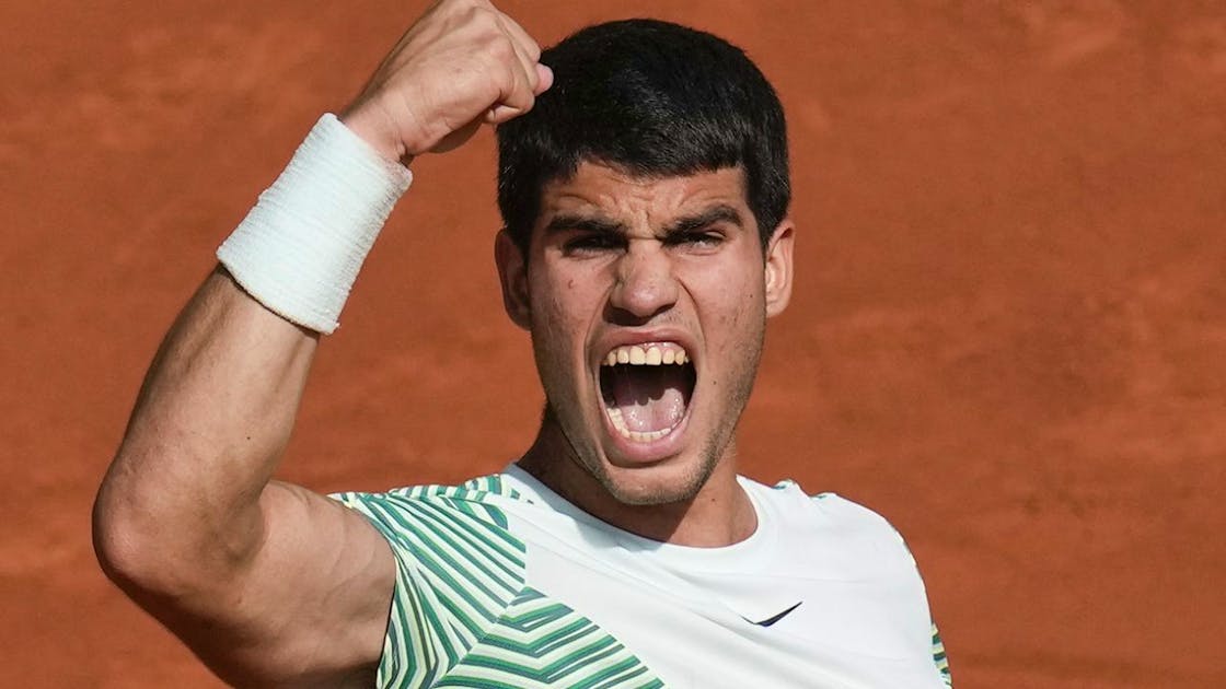 Carlos Alcaraz’s Magic Shot Elicits Comparisons to Federer in French Open Semifinals Against Djokovic