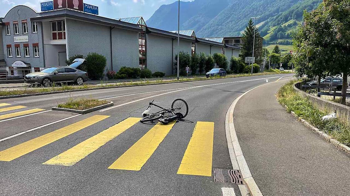 Verkehrsunfall Velofahrer Nach Kollision Mit E Trottinett In Brunnen Sz Verletzt Blue News 2866