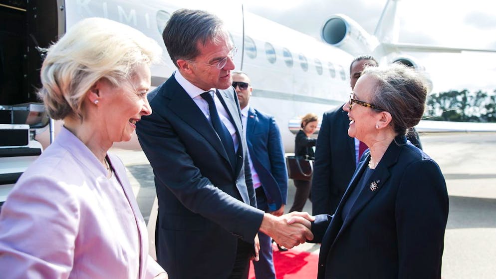 La première ministre tunisienne Najla Bouden accueille son homologue néerlandais Mark Rutte et la présidente de la Commission européenne Ursula von der Leyen.