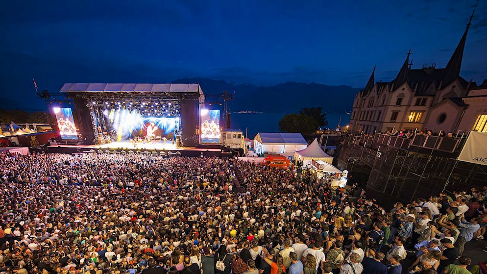 Plus de 32'000 spectateurs au festival Vibiscum à Vevey (VD) - Gallery. Plus de 32'000 spectateurs se sont massés durant trois soirs sur la Place du Marché, face aux Dents du Midi.