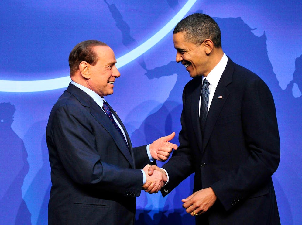 È morto Silvio Berlusconi. L'ex presidente degli Stati Uniti Barack Obama accoglie l'allora premier italiano Silvio Berlusconi al vertice sulla sicurezza nucleare presso il Washington Convention Center nel 2010.
