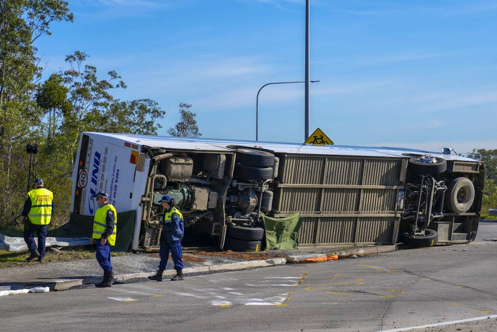 La police a été appelée dimanche peu avant minuit sur les lieux de l'accident, à un carrefour situé près de la petite ville de Greta, à environ 150 km de Sydney, dans une région très prisée des touristes.