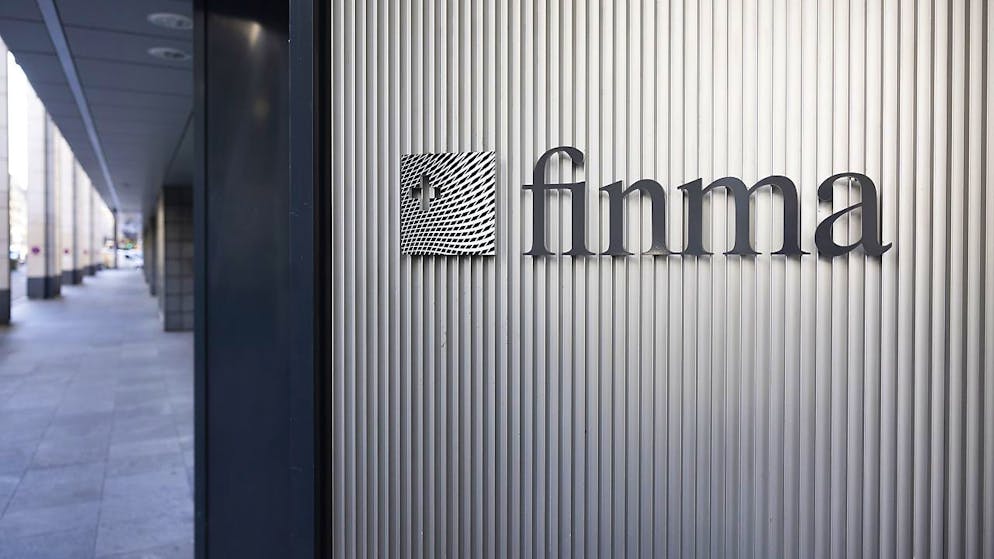 La finalisation de la fusion entre UBS et Credit Suisse, décrétée le 19 mars par les autorités helvétiques, "apporte clarté et stabilité", a estimé l'Autorité fédérale de surveillance des marchés financiers dans un communiqué. (KEYSTONE/Peter Klaunzer)