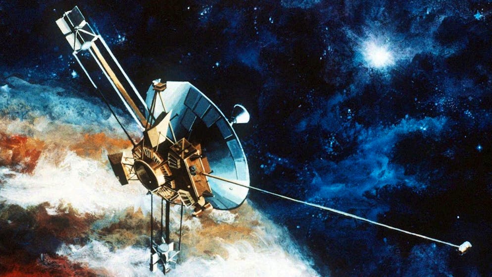 Durch die unendlichen Weiten des Alls zieht die Raumsonde «Pioneer 10», hier in einer künstlerischen Impression vor dem Planeten Pluto. 