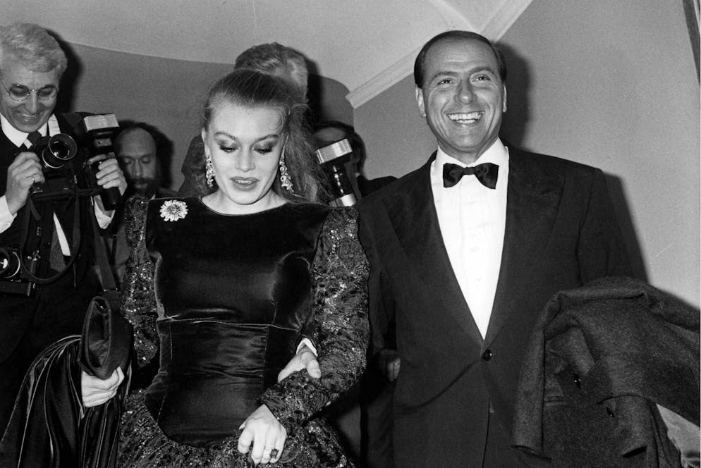 È morto Silvio Berlusconi. Decisamente tormentato è stato il rapporto tra Silvio Berlusconi e le donne: e traumatica è stata la rottura con la seconda moglie, l'attrice Veronica Lario (in una foto del 1987), con cui è stato sposato dal 1990 al 2014.