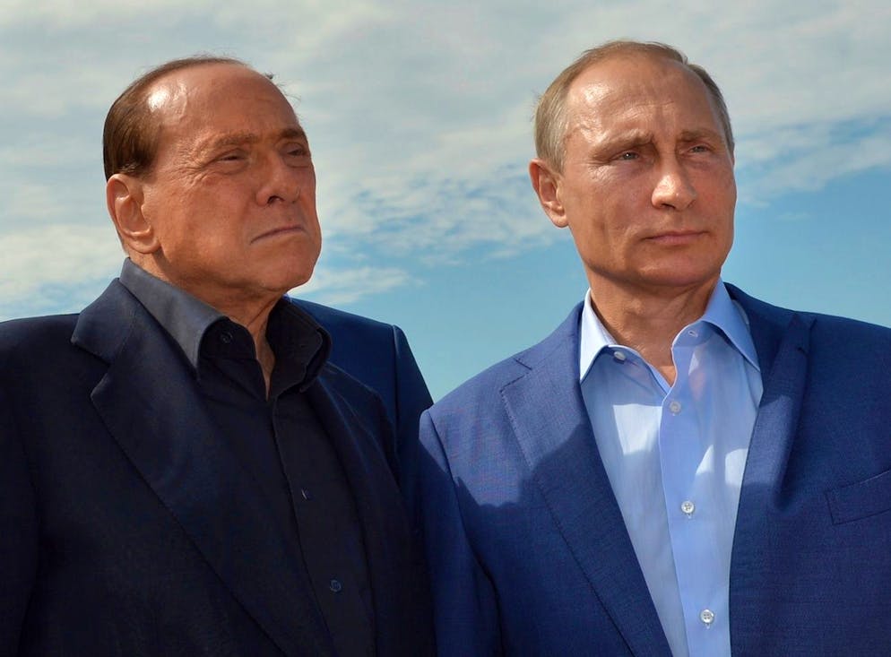 È morto Silvio Berlusconi. Il presidente russo Vladimir Putin e l'ex primo ministro italiano Silvio Berlusconi visitano un memoriale ai soldati sardi uccisi nella guerra di Crimea, vicino al Monte Gasfort, fuori Sebastopoli nel 2015.