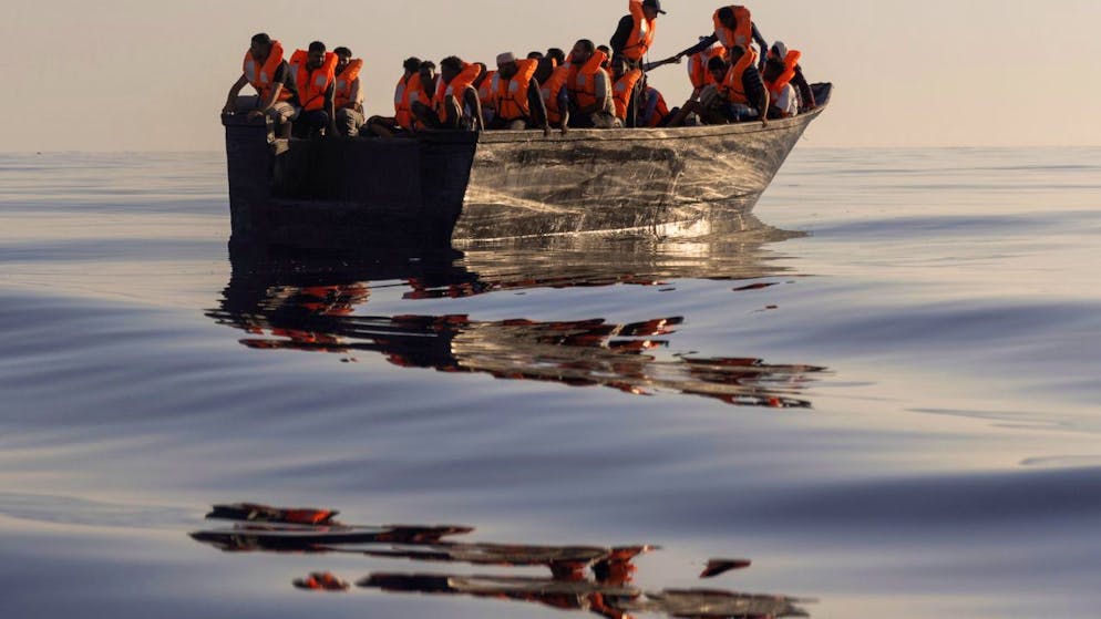 Si plusieurs migrants sont recueillis par les organisations internationales qui patrouillent en Méditerranée, comme ici par SOS Méditerranée, tous n'ont pas cette chance.