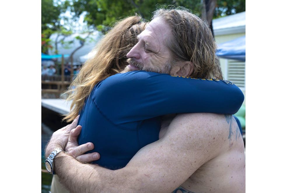 John Dituri. Sur cette photo fournie par le Florida Keys News Bureau, le Dr Joseph Dituri, explorateur plongeur et chercheur médical, serre dans ses bras son médecin principal, le Dr Sarah Spelsberg, le vendredi 9 juin 2023, après avoir vécu pendant 100 jours dans l'habitat marin.