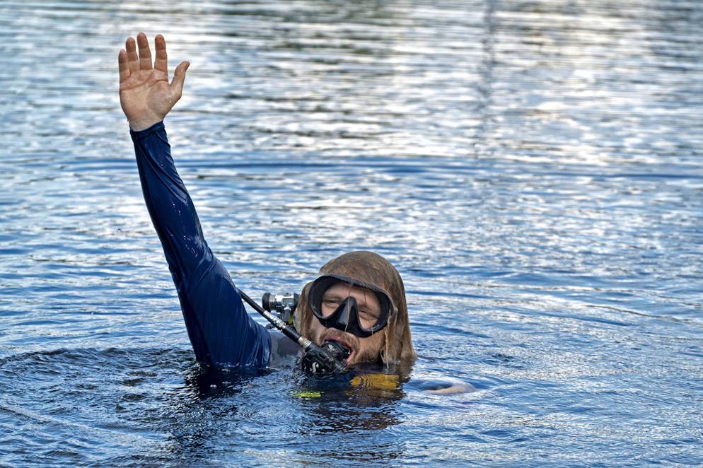 John Dituri. Sur cette photo fournie par le Florida Keys News Bureau, le Dr Joseph Dituri, explorateur plongeur et chercheur médical, fait surface le vendredi 9 juin 2023, après avoir vécu pendant 100 jours dans l'habitat marin Jules' Undersea Lodge au fond d'un lagon à Key Largo, en Floride. Dituri a battu le précédent record de 73 jours d'habitation humaine sous l'eau à pression ambiante, a entrepris des recherches médicales et en sciences marines et a interagi en ligne avec plus de 5 500 étudiants au cours de sa mission Project Neptune 100 organisée par la Marine Resources Development Foundation.