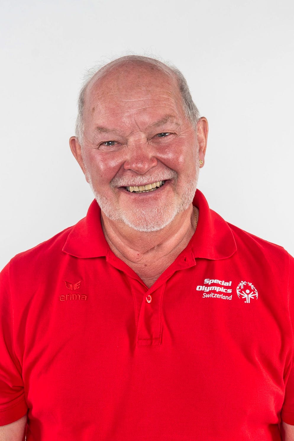 Special Olympics. Ambros Birrer (71 ans), entraîneur: L’entraîneur de l’équipe aime jardiner et passer du temps avec ses petits-enfants. «J’ai de l’empathie, j’ai un bon sens de l’organisation et je sais me concentrer sur des lignes claires. Le sport avec mes athlètes est toujours une source d’enrichissement. Je me réjouis de cette aventure avec toute la délégation et c’est un honneur pour moi de représenter la Suisse.»