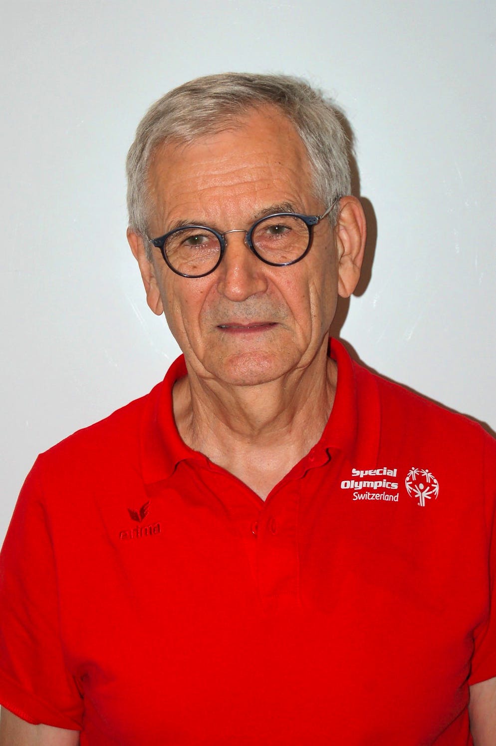 Special Olympics. Leo Limacher (69 ans), entraîneur assistant: Il fait partie de la fanfare du village et pour le carnaval, il joue dans un groupe de guggen avec des personnes en situation de handicap. «Je me réjouis énormément de participer aux jeux mondiaux au sein de la délégation suisse. Je suis ravi que des athlètes du monde entier soient mis sur le devant de la scène, et j’ai hâte d’échanger avec d’autres délégations.»