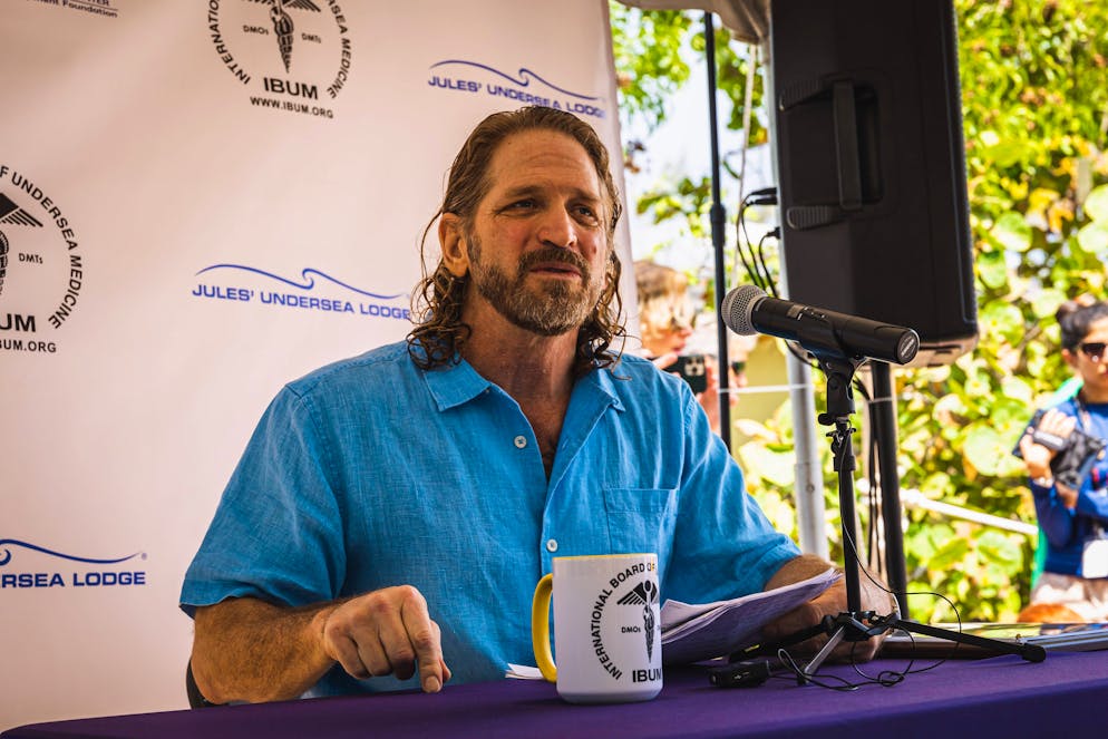 John Dituri. Dituri a vécu sous l'eau pour inspirer les futurs chercheurs en sciences et pour faire de la science avec d'autres, tout en travaillant sur des projets liés à son étude des lésions cérébrales traumatiques, du syndrome de stress post-traumatique et d'autres traumatismes cérébraux.