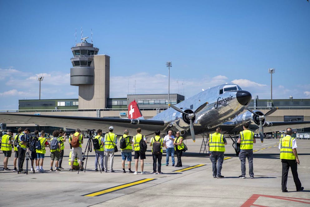 Mercredi, les usagers de l'aéroport de Zurich ont pu voir un vieux DC-3 atterrir, comme lors du tout premier vol en provenance de Londres, en 1948.