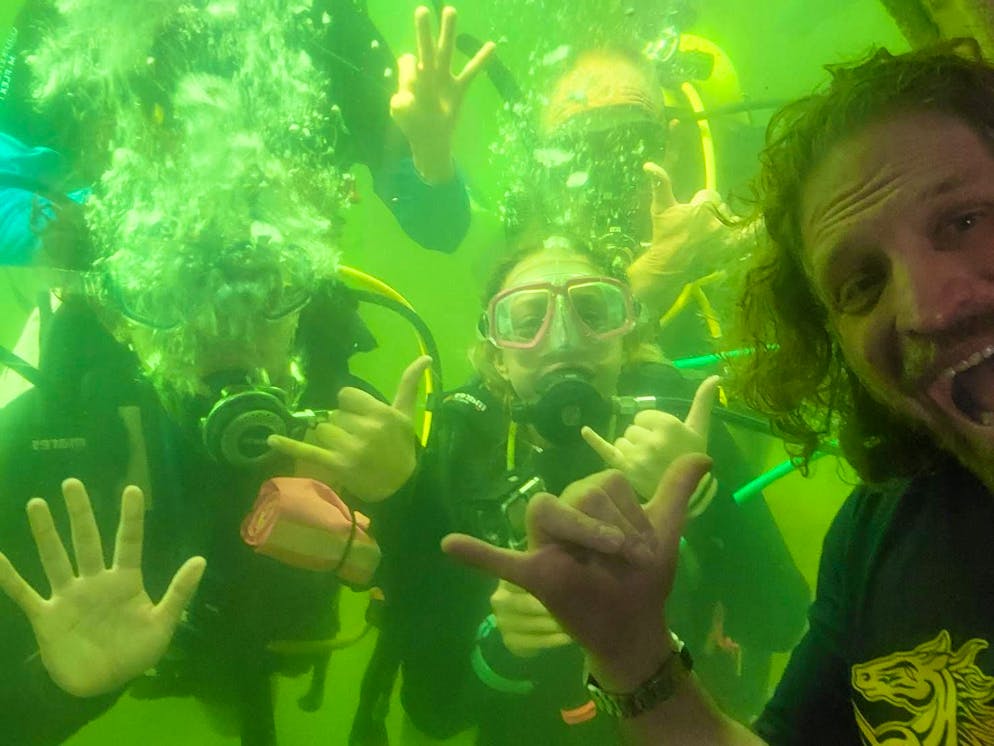 John Dituri. Un selfie de Joseph Dituri avec un groupe de plongeurs à l'extérieur de son pavillon sous-marin.