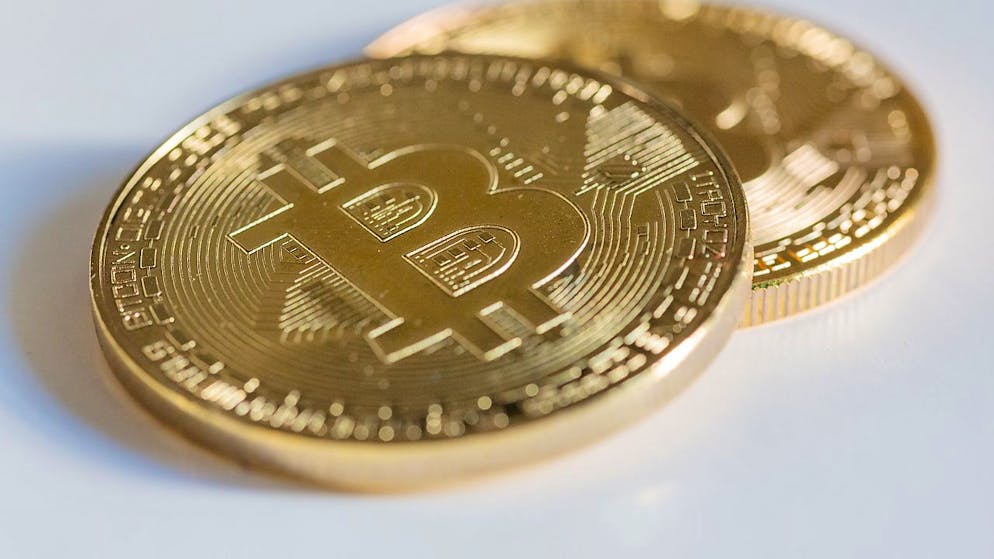 Reste qu'en dépit de son récent accès de faiblesse, le bitcoin s'est apprécié de près de moitié depuis le début de l'année, même s'il évolue toujours largement en deçà de son plus haut historique à près de 69'000 dollars atteint fin 2021 (archives).