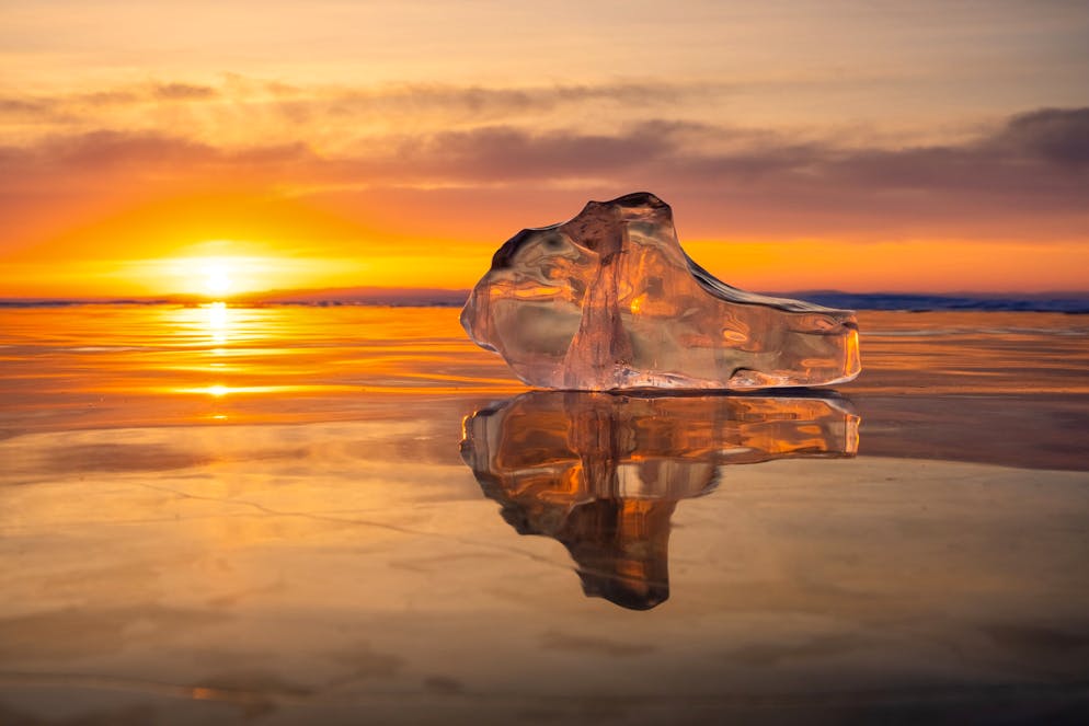 Un cliché du lac Baïkal situé dans le sud de la Sibérie.. Il constitue la plus grande réserve d'eau douce liquide à la surface de la Terre.