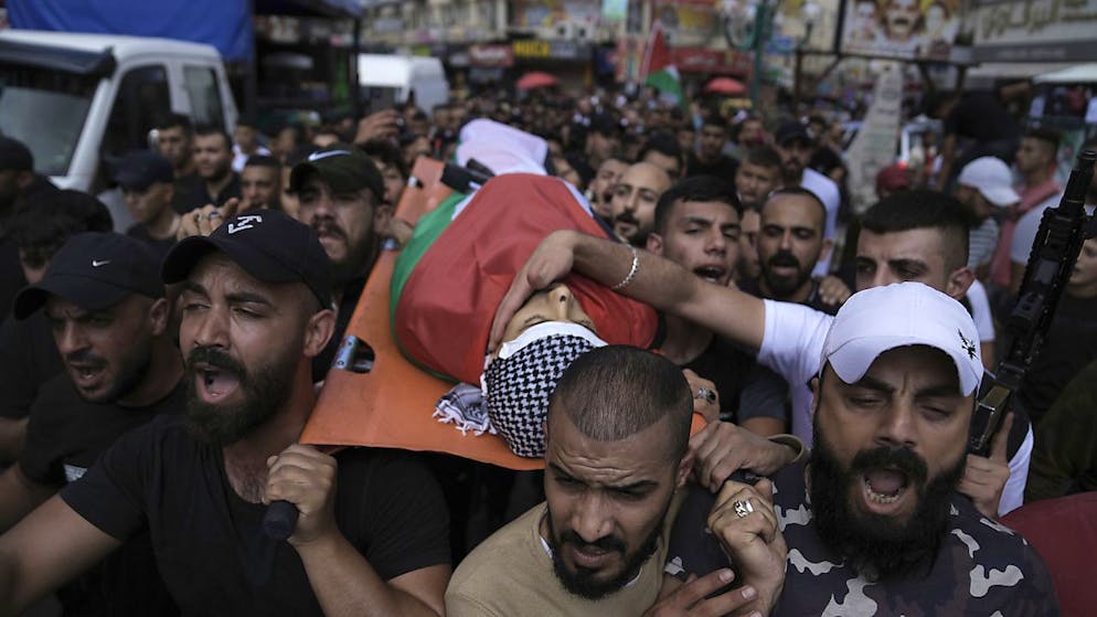 Funérailles du jeune Palestinien de 20 ans tué jeudi par l'armée d'occupation israélienne. Depuis le début de l'année, au moins 159 Palestiniens, 21 Israéliens, un Ukrainien et un Italien ont été tués dans des violences liées au conflit israélo-palestinien.