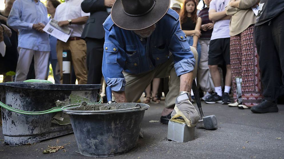 Des pavés à la mémoire des victimes du nazisme ont été posés jeudi à Berne