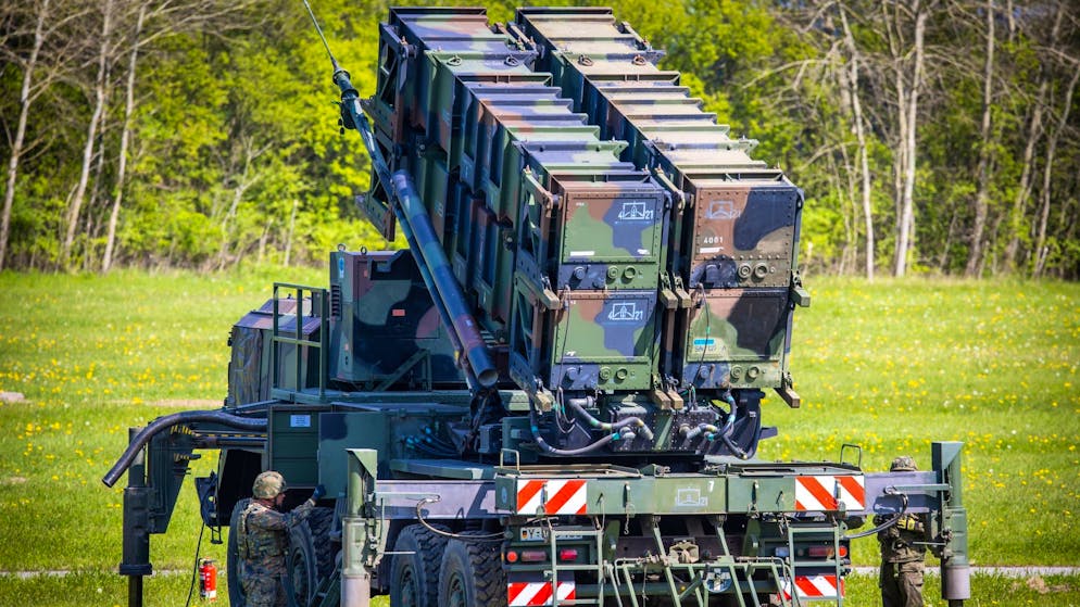  Soldaten der deutschen Luftwaffe bei einer Übung mit Patriot.