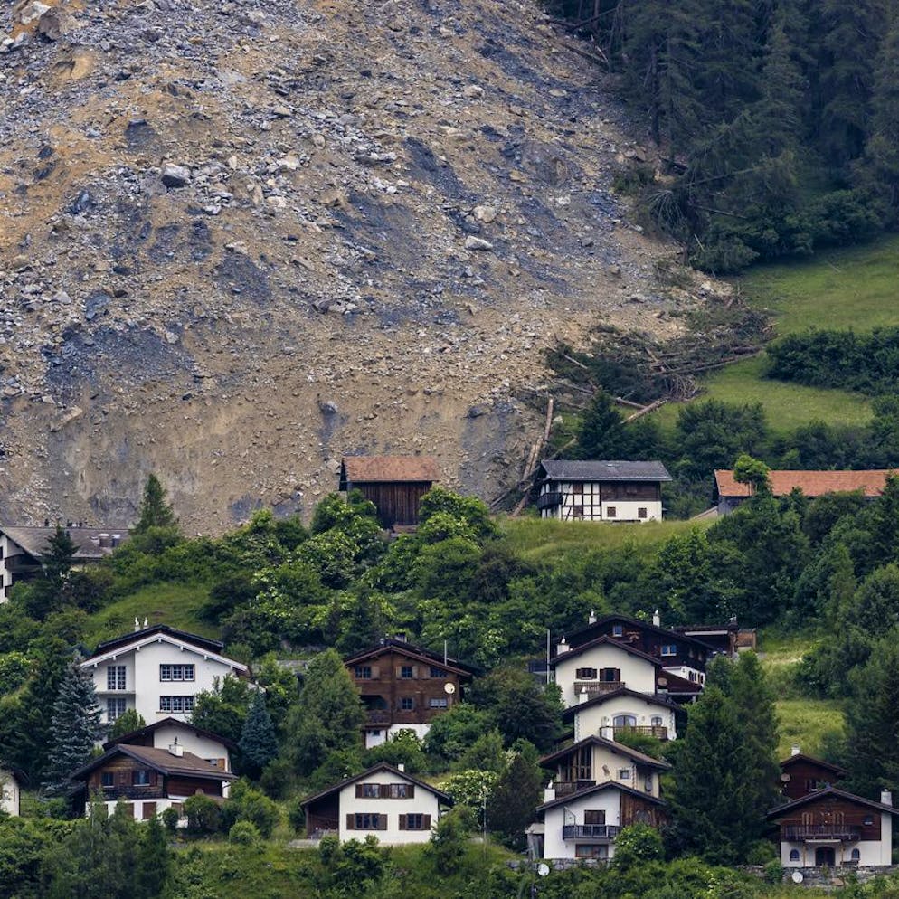 Brienz-Ticker. Bewohner dürfen am Montag zurück ins Dorf +++ Video zeigt Ausmass des Bergrutsches