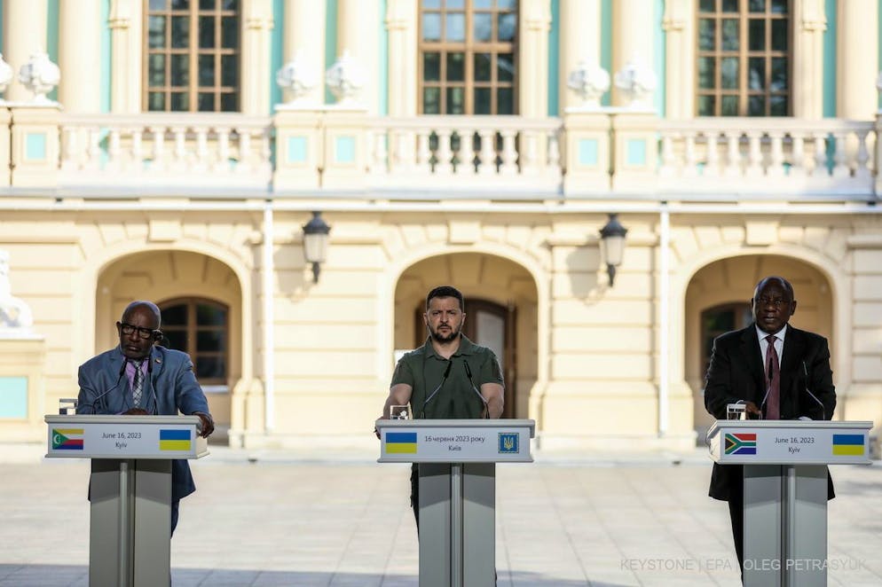 «Il est clair que la Russie essaie à nouveau d'utiliser sa vielle tactique de tromperie. Mais la Russie ne réussira plus à tromper le monde», a déclaré le président ukrainien.