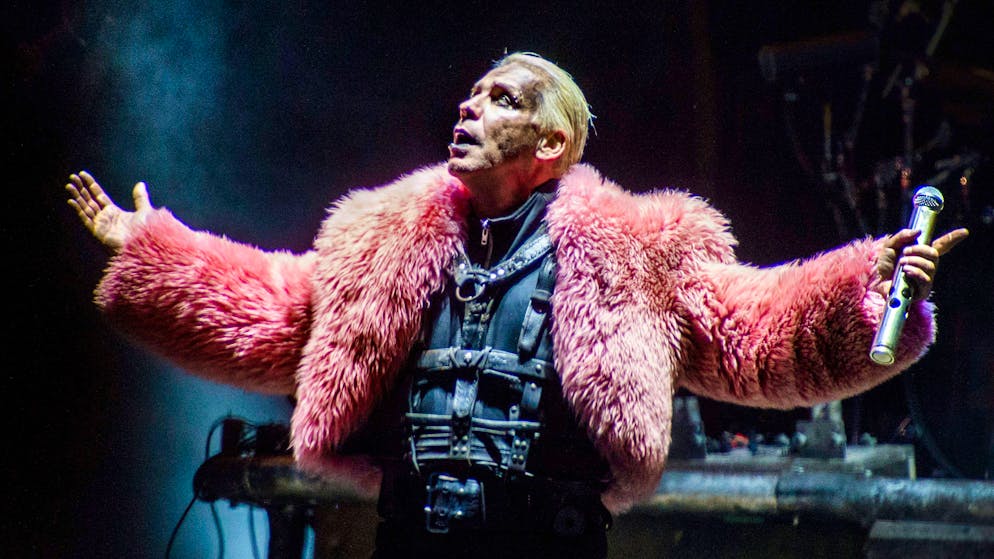 Blutergüsse bei Fan. Gutachten soll Rammstein-Sänger Till Lindemann entlasten