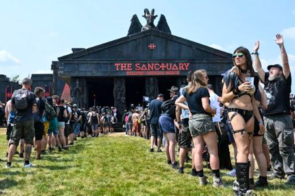Kiss embrasse une dernière fois le Hellfest - Gallery. Des fans de heavy metal pendant le Hellfest à Clisson, dans l'ouest de la France, le 15 juin 2023