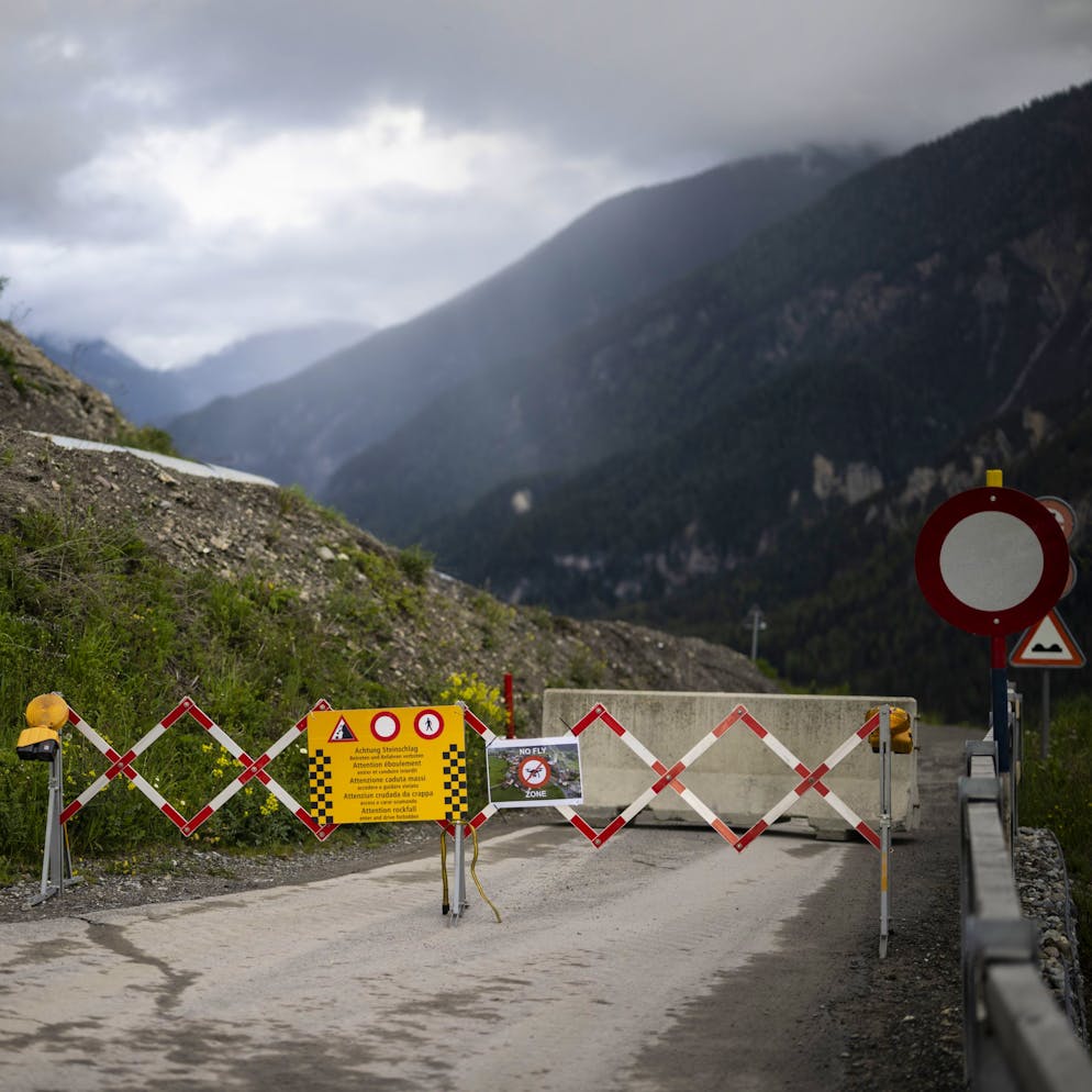 Phase Blau in Brienz. Bergsturz bremst Bus, Bahn und Autos aus