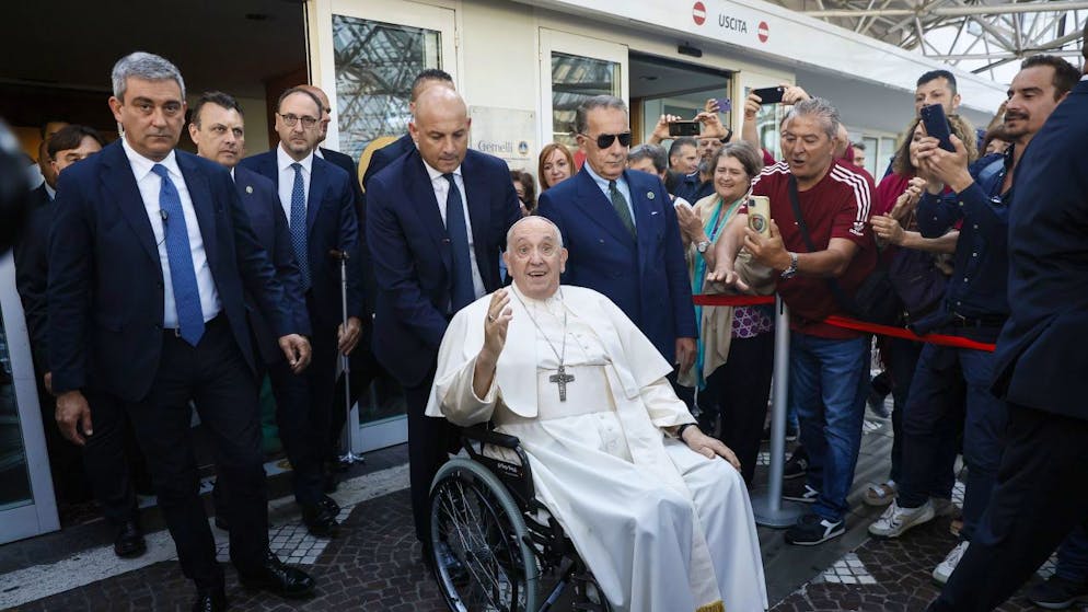 Le pape François à sa sortie de clinique vendredi: malgré des alertes médicales à répétition, il conserve un emploi du temps chargé et un rythme soutenu, avec parfois une dizaine de rendez-vous dans la même matinée.