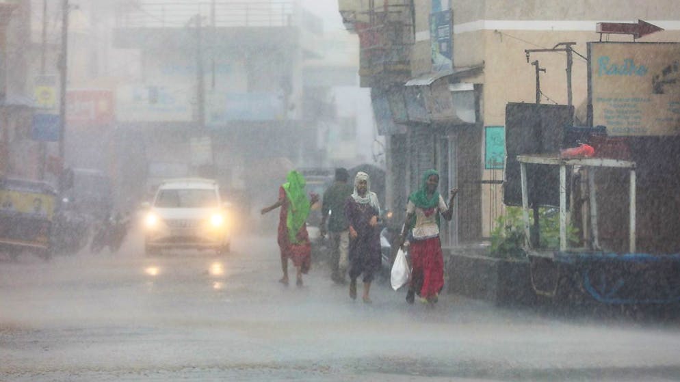 Le cyclone est accompagné de vents violents et de pluies diluviennes.