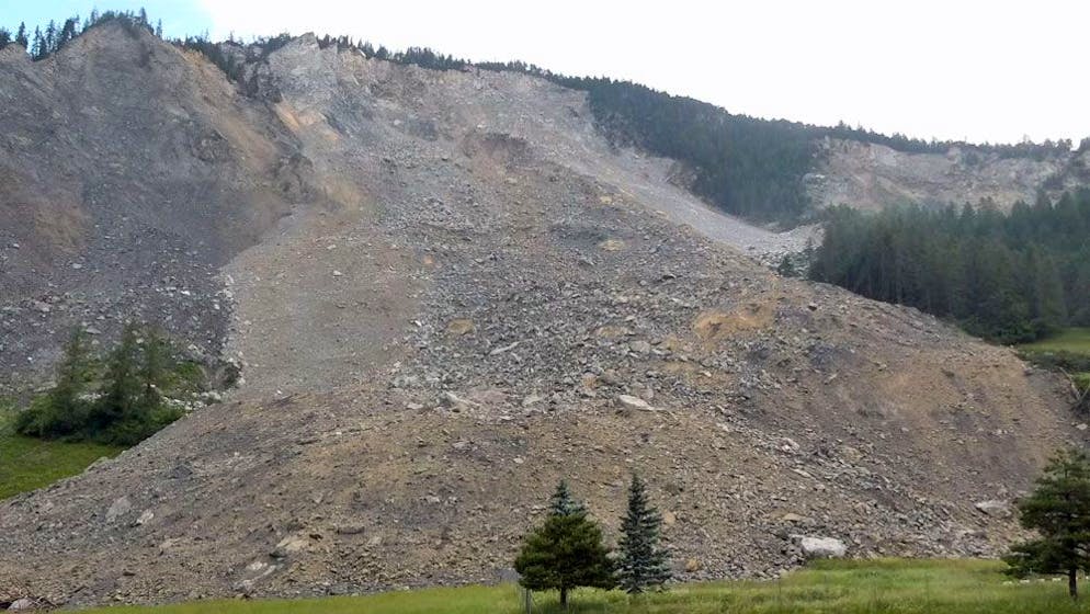 Der Schuttstrom ist kurz vor dem Dorf zum Erliegen gekommen.