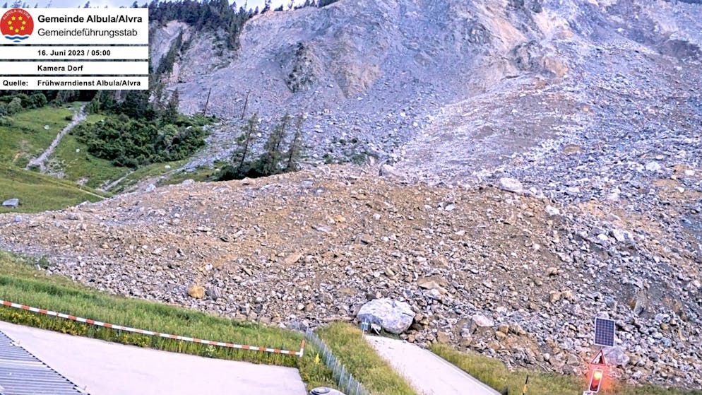 «Ce n'est malheureusement pas tout». 12 mètres de gravats - Les masses rocheuses ont manqué de peu le village - Vidéo de Brienz...
