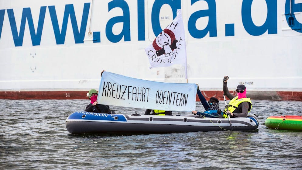 Kreuzfahrt-Schiffe. In vielen Häfen regt sich Widerstand gegen den Kreuzfahrt-Massen-Tourismus. 