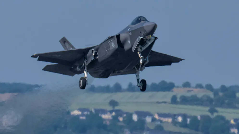 Ein Kampfflugzeug vom Typ F-35 der US Air Force startet von der US-Air Base Spangdahlem während der Luftwaffenübung «Air Defender 2023».