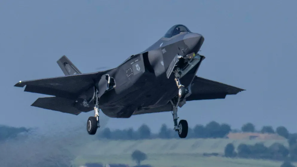 Ein Kampfflugzeug vom Typ F-35 der US Air Force startet von der US-Air Base Spangdahlem während der Luftwaffenübung «Air Defender 2023».