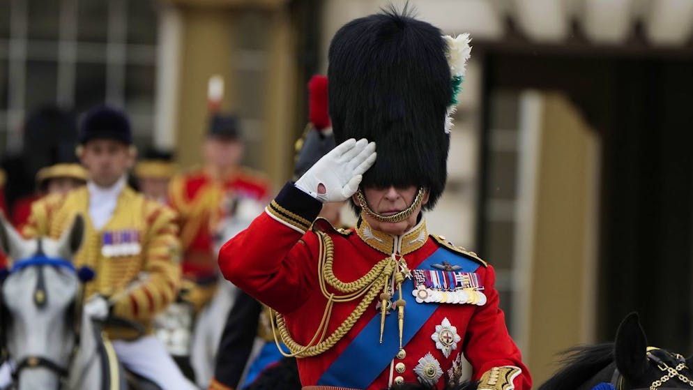 «Trooping the Colour» a Londra. Re Carlo festeggia la sua prima parata di compleanno, ma... non vede quasi nulla
