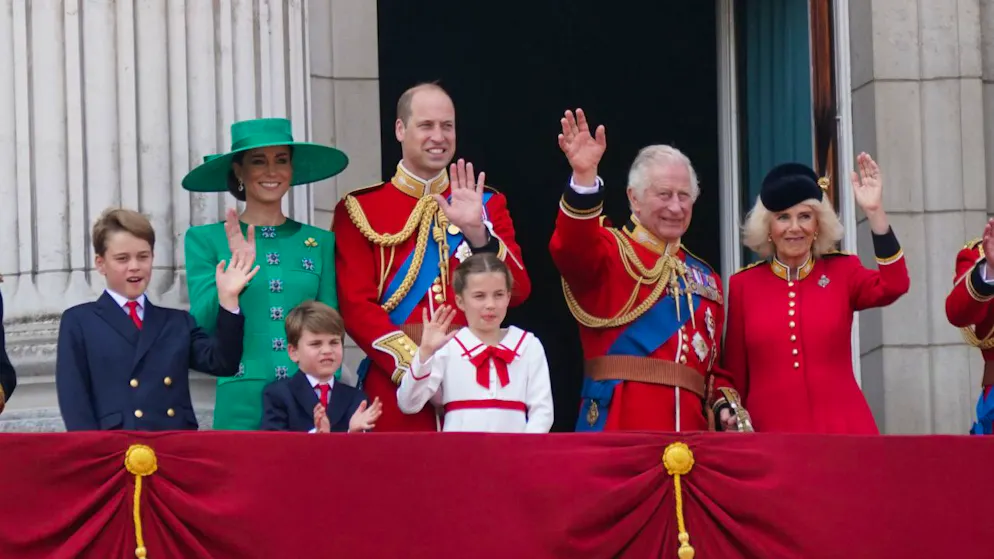 So nennen die Enkel ihre Grossvater Charles III.. Spitznamen haben in der britischen Königsfamilie Tradition: Auf dem Bild stehen Prinz George, Prinzessin Kate, Prinz Louis, Prinz William, Prinzessin Charlotte, König Charles III. und Königin Camilla (von links nach rechts) gemeinsam auf dem Balkon des Buckingham-Palastes.