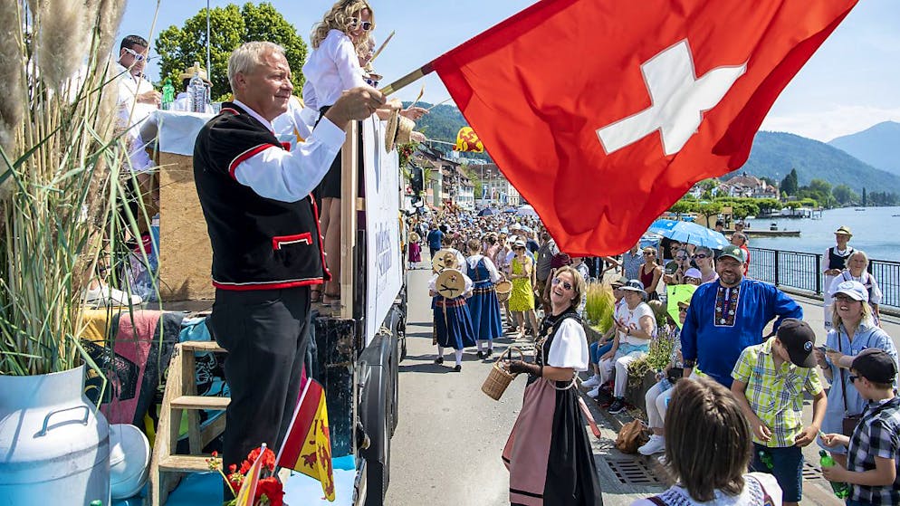 La 31e Fête fédérale des yodleurs a rencontré un très vif succès à Zoug, notamment le lancer de drapeau.