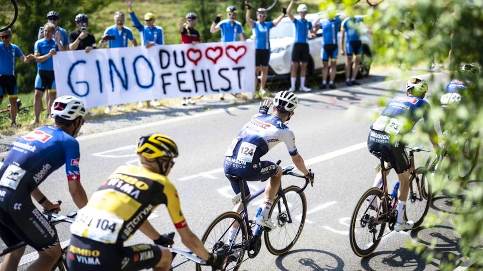 Il Tour continua e molti tifosi ricordano il ciclista scomparso venerdì scorso.