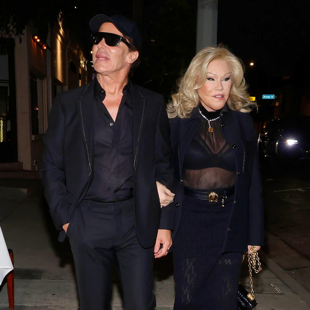 Nach Scheidung war sie Milliardärin: Schweizer «Katzenfrau» Jocelyn Wildenstein sagt, sie ist pleite. In einem neuen Interview erklärt Wildenstein, hier an der Seite ihres Verlobten Lloyd Klein in Los Angeles im Mai 2023, dass sie schon seit Jahren Pleite sei. 