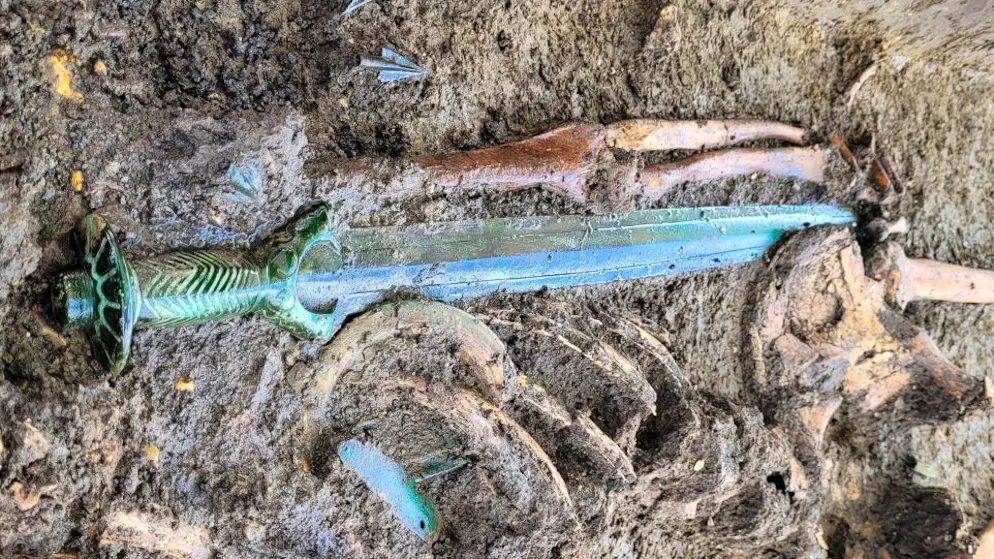 Grab in Bayern. Archäologen finden 3000 Jahre altes Schwert, das noch glänzt