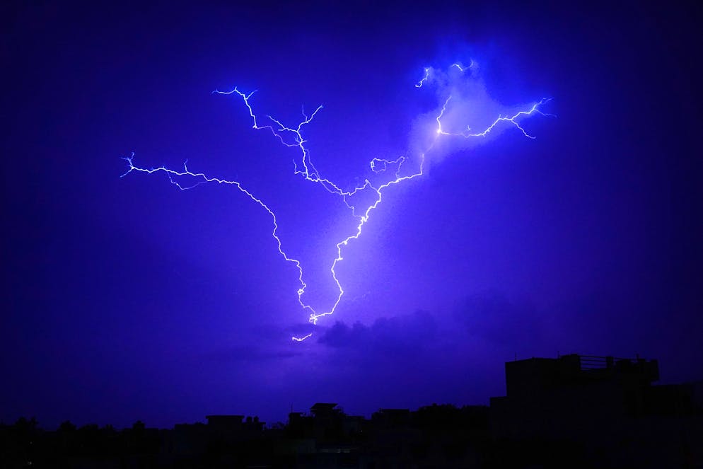 De violents orages et des rafales de vent de plus de 100 km/h sont attendus localement aujourd'hui. (image d'illustration)