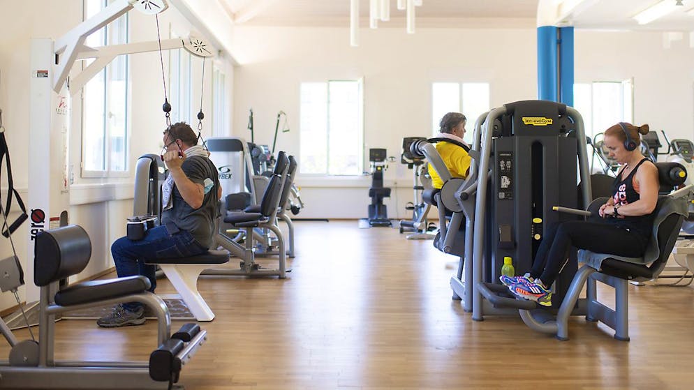 2022 haben wieder mehr Leute in Schweizer Fitnesscentern trainiert als im Vorjahr. Die Mitgliederzahlen sind aber noch unter dem Vorkrisenniveau geblieben. (Archivbild)